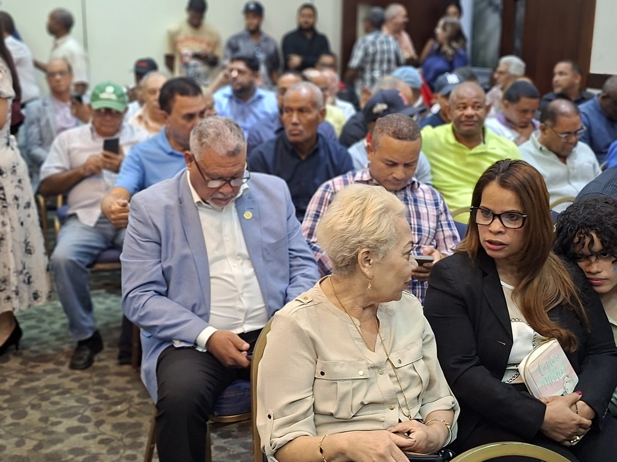 Gran asistencia a la primera asamblea de la <a href="/FPcomunica/">@Fuerza del Pueblo (FP)</a> en el 2026 en el salón del Hotel Matún, se tratarán dos temas, la Visita del Dr <a href="/LeonelFernandez/">Leonel Fernández</a> a Santiago y tratar el cronograma de los plenos territoriales en la prov. de Santiago <a href="/radhamesjimenez/">Radhames Jimenez</a> <a href="/antonioflorian_/">Antonio Florián</a>