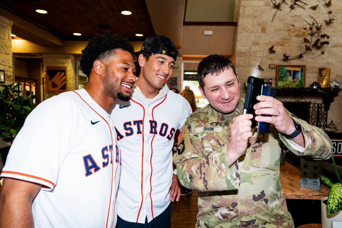 For The People Who Serve. 🫡
#AstrosCaravan stopped by the USO Warrior & Family Support Center to visit our troops in San Antonio!
