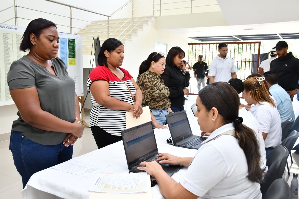 Seguimos creando espacios para conectar talento con empleo, mantente atento y súmate a las próximas jornadas que estaremos llevando a distintas comunidades del país.🇩🇴

#MinisterioDeTrabajo #TuEmpleoEstáAquí #VamosPorMásEmpleosDecentes