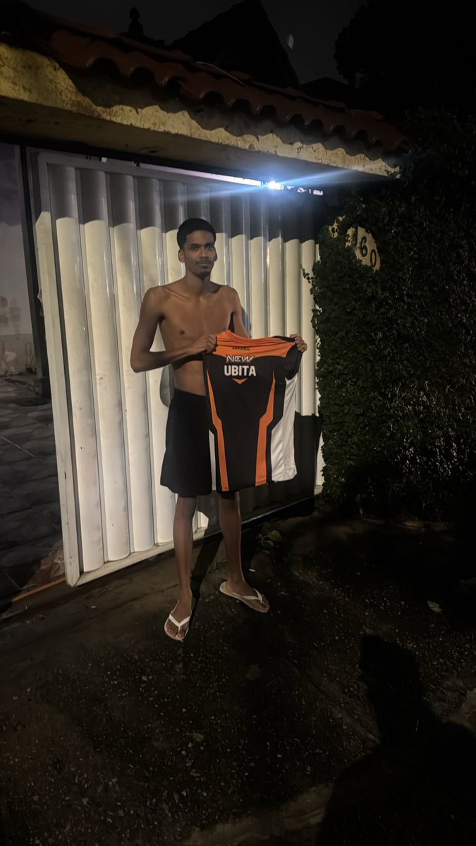 peuzadaff's tweet photo. CHEIO DE PROBLEMA, SEM CAMISA NO PORTÃO SÓ ESPERANDO O MANO A MANO 😡😡😡 https://t.co/QNtZckkV2Q