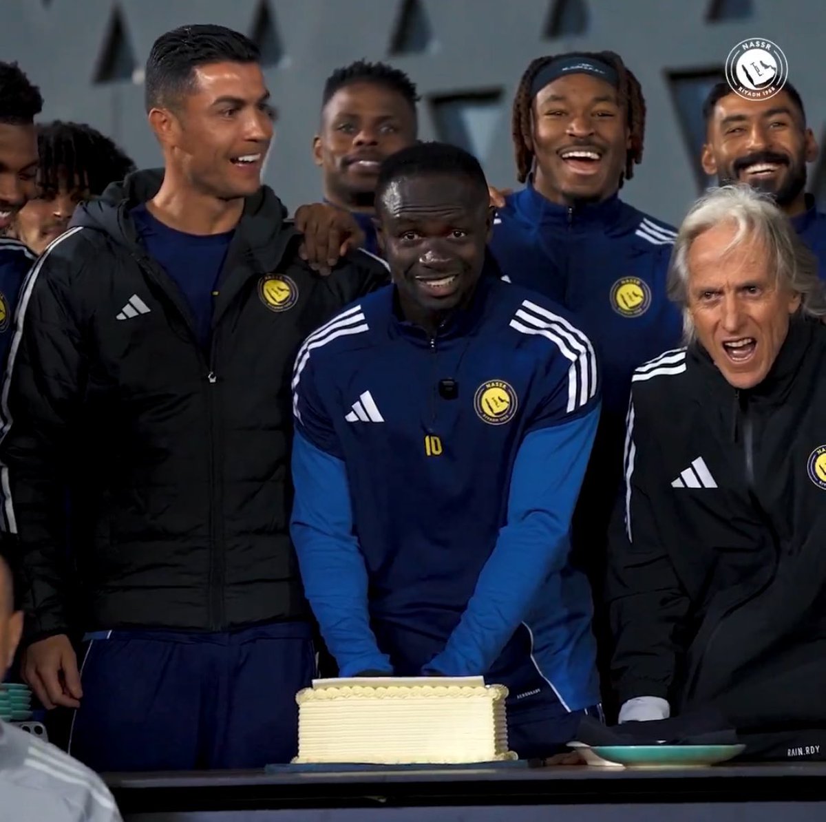 وتبونا ننافس على البطولات وكيكة كوليبالي أكبر وأغلى من كيكة ماني 
 
أعذار النصراوية إذا ما لقوا عذر يحطونه بالتحكيم والحظ