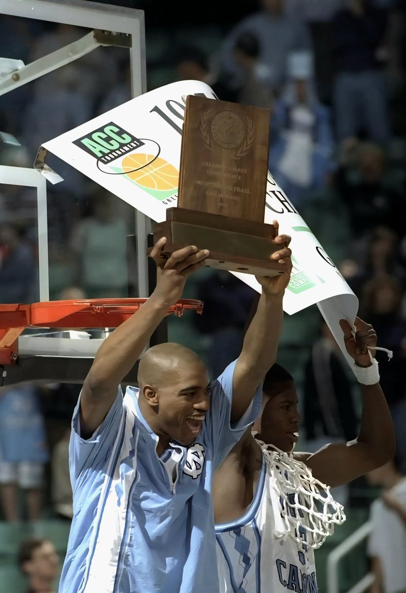 uncsportsphotos's tweet image. @mrvincecarter15 and Shammond Williams celebrating another ACC Tournament Championship for Carolina