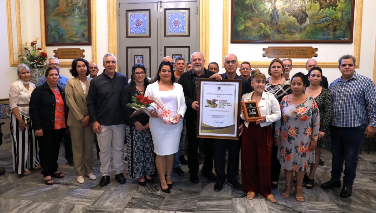 Hoy entregamos el Premio Nacional de Calidad a la empresa mixta ALFICSA PLUS S.A., de Cienfuegos, entidad cuyo desempeño sobresaliente demuestra la importancia de la innovación y la eficiencia, como pilares fundamentales para nuestro desarrollo económico.

#UnidosXCuba