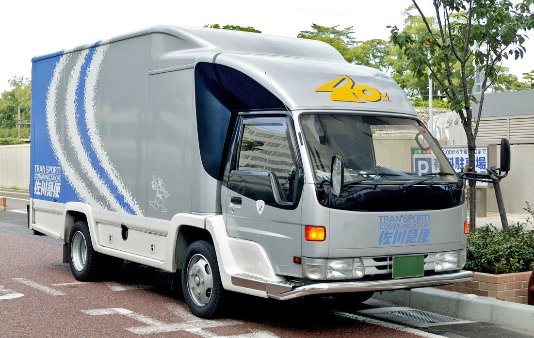 trucknakanohito's tweet image. このアゴが出ている個性的なトラックを知っていますか？これはトヨタのダイナイージーライディングと言うモデル。キャブをフロントタイヤの前に出す事で超低床化を実現したが、販売は伸びず短命に終わった希少なトラック。