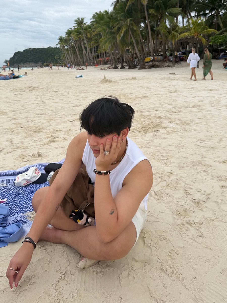 MAGKITA MAN TAYO SA DAGAT 🔆💛

OPM artist Maki turned up the heat this January with his beach photos during his vacation.

“Ang pogi, kainis,” a fan commented.

(📸: Maki/Instagram)