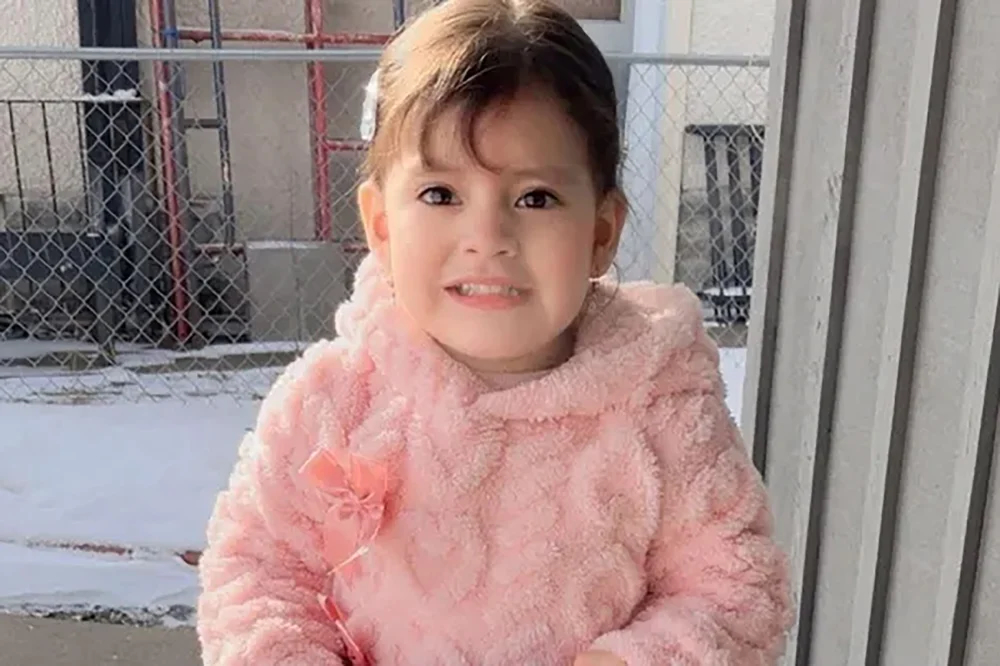 factpostnews's tweet image. ICE has detained two-year-old Chloe Renata Tipan Villacis and her father.

The pair were on their way home from a grocery store in south Minneapolis when ICE agents smashed their car window.