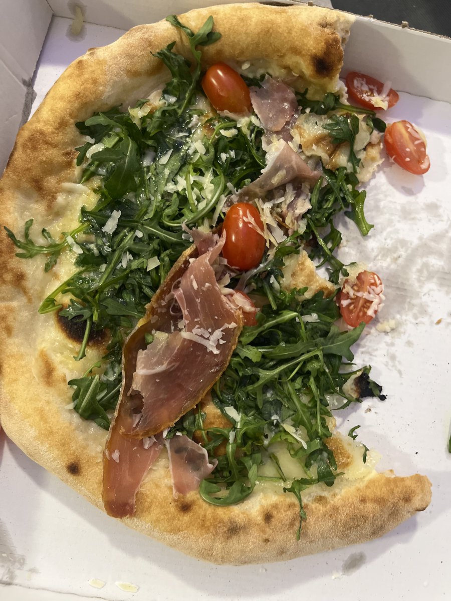 flyest's tweet image. the pizza i ordered looks like a vegan threw up all over it and the meat tastes like medicine. 

132 five star ratings. i need names.