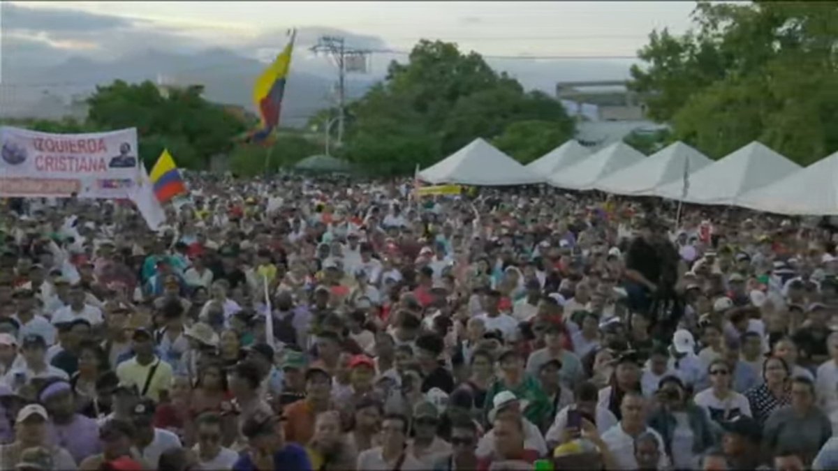 Iván Cepeda sigue llenando plazas por todo el país. 

Hoy fue la Plaza Primero de Mayo de Valledupar.

¡Lleno total!

#IvánEnPrimera