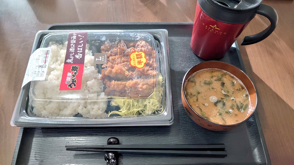 ヌコモーニング 🥢(ΦωΦ)ノ 朝からハンガクハンガクー！ ご飯に鬼ころ