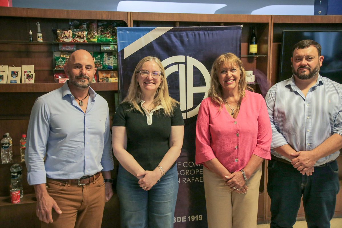 Hoy estuve en San Rafael reunida con empresarios del sector productivo y exportador del sur mendocino, junto a la titular de <a href="/promendoza/">Fundación ProMendoza</a>, <a href="/PGimenezDC/">Patricia Giménez</a>. Hablamos de un tema muy esperado, el avance del protocolo fitosanitario que va a permitir exportar fruta de carozo fresca a