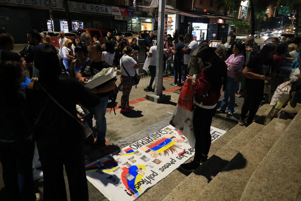 🚨 ¡ÚLTIMA HORA VENEZUELA! 🚨🇻🇪

URGENTE — ¡LO ÚLTIMO! 🇻🇪 🇺🇸

AHORA 🚨 Así se encuentra la concentración en el centro de torturas más grande de Latinoamérica el HELICOIDE.

🔴 ¡TODOS AL HELICOIDE, LIBERTAD PARA TODOS LOS REHENES POLÍTICOS! 🔴