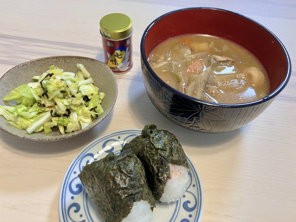 昨日の残りのあさごはんがおいしかったですﾑｼｬｧ
豚汁と芋煮(宮城)の違いはよくわかりません…