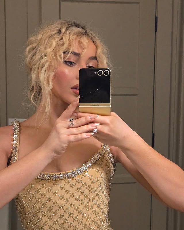 curlybrinadaily's tweet photo. your daily reminder that sabrina with curly hair is the greatest thing to ever exist https://t.co/iTs4Om2yx0