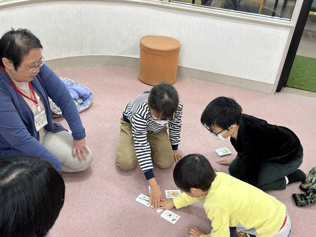 今日は、かるたと百人一首の会です。
かるた(幼児)  10時〜
かるた(小学生) 11時〜
百人一首(どなたでも) 14時〜

初めての方も大歓迎です。初対面の方と対戦する、貴重な機会！ぜひみんなで楽しみましょう♪
(写真は昨年の様子です)