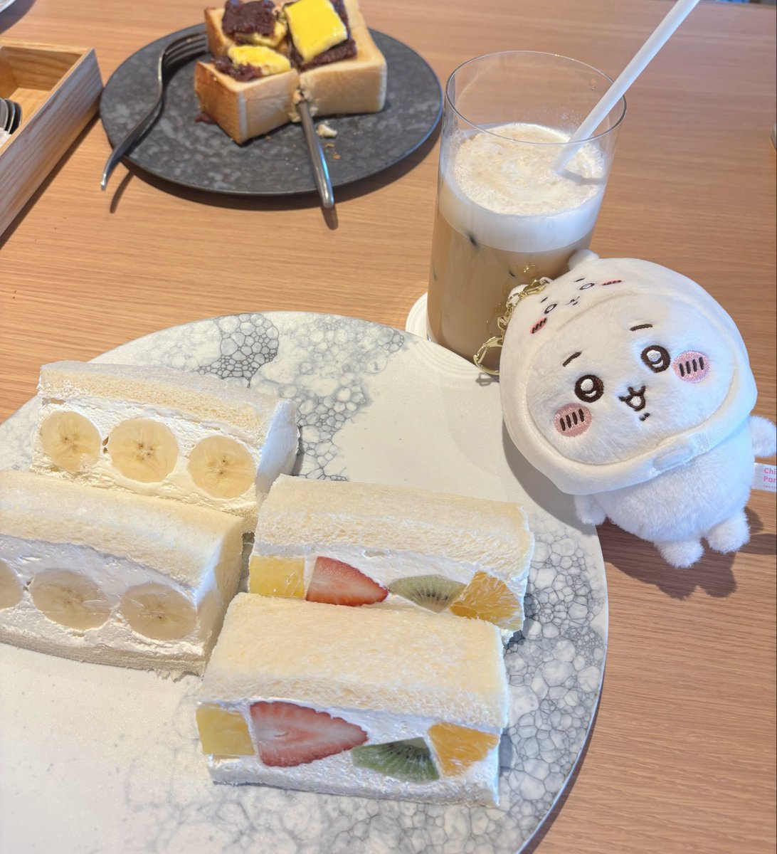 朝からフルーツサンドとあんバタ🍞でお腹いっぱい🍓