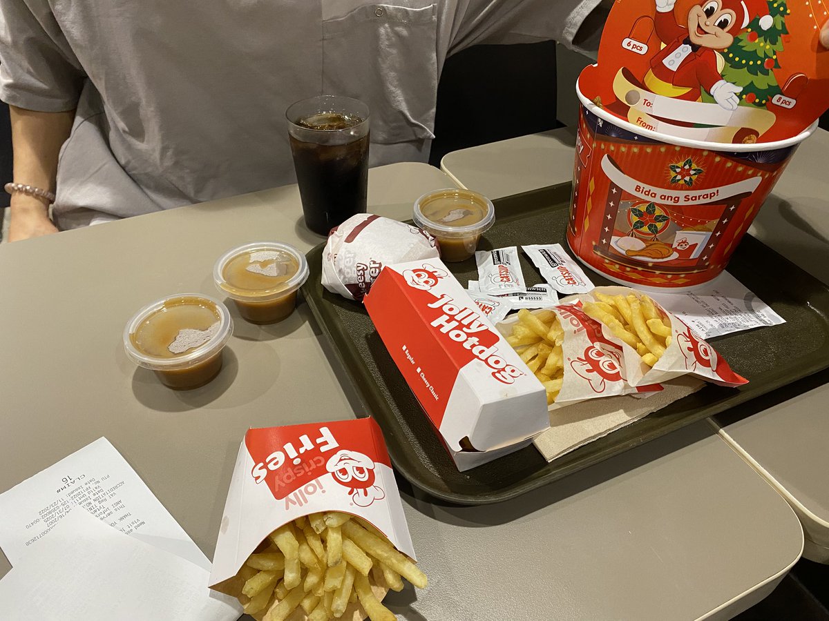 Wolfram8410's tweet photo. フィリピンに着いてから歩いてばかりで疲れて死んでた。

昨晩食べた、Jolibeeは美味しかった。 https://t.co/v1U2uW1MzM