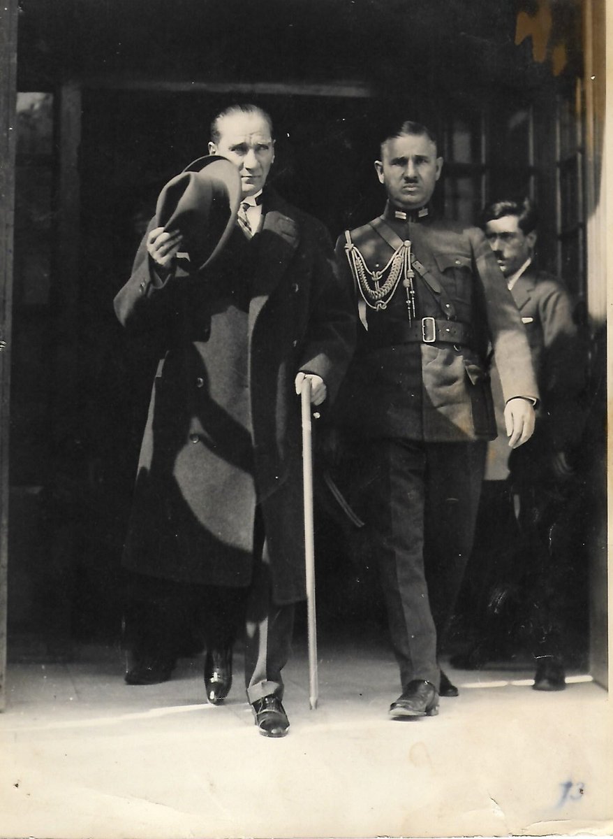 Reisicumhur Gazi Paşa ve Başyaveri Rüsuhi Bey. (1927)