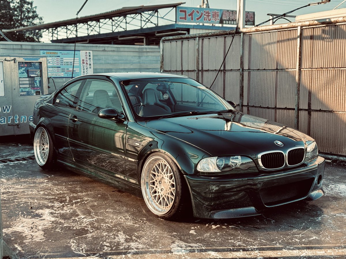 家のホース終わってて久々洗車場 地面凍ってて氷上決戦になってる