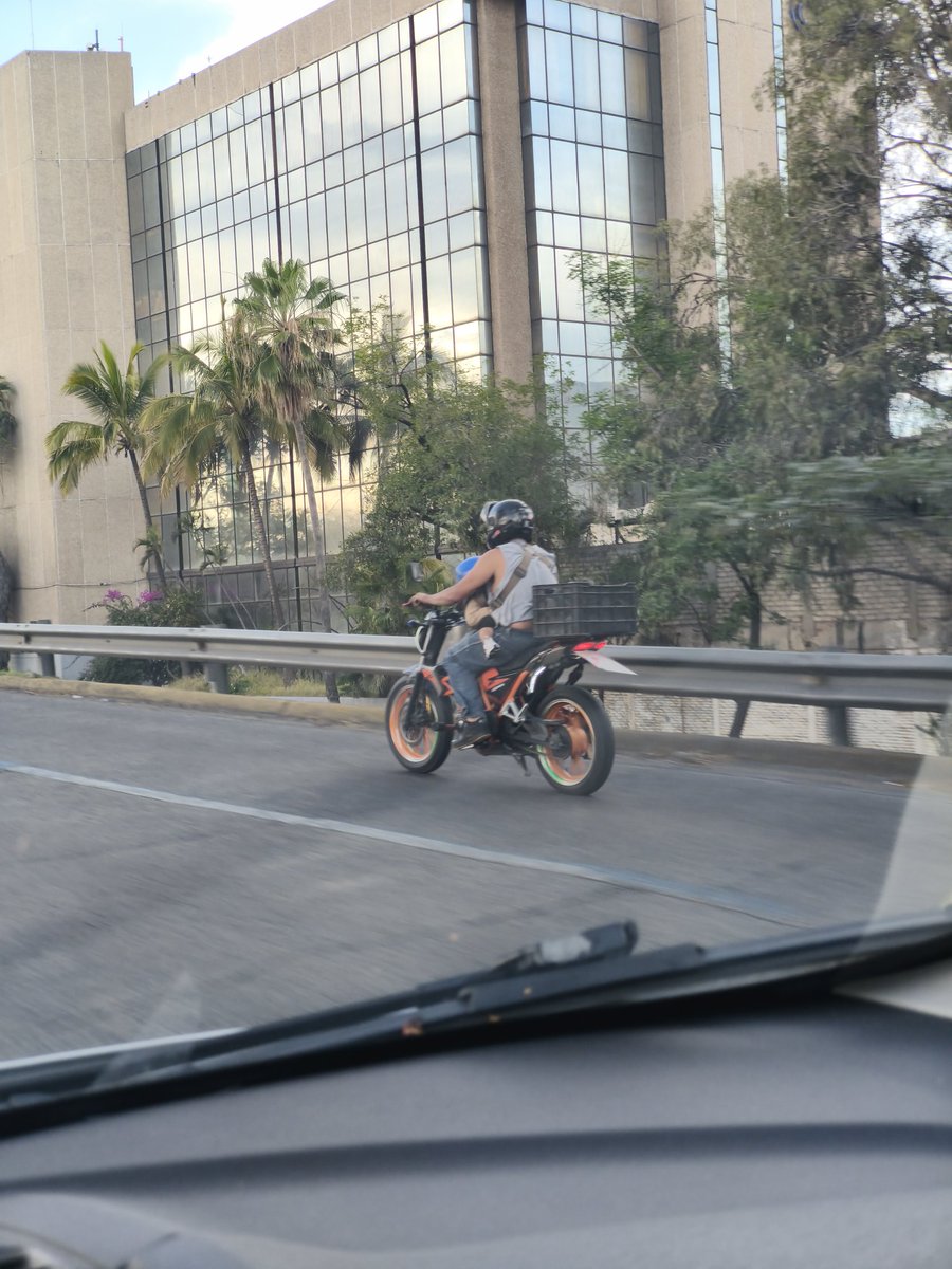 cometin999's tweet photo. Perdón pero llevar a un bebé en una motocicleta por los centrales de Av Lázaro Cárdenas en GDL es una irresponsabilidad total. Con el alto número de accidentes mortales en motos que aquí suceden no es descuido: es poner en riesgo una vida que no puede defenderse. https://t.co/xl5K4gVCho