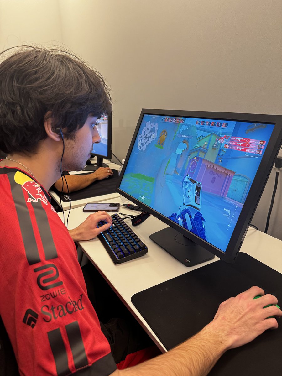 ZOWIEbyBenQUSA's tweet image. Before the stage 
Before the lights 
Before the win 

@Sentinels warming up the only way they know how. 

#ZOWIE #SENTINELS #StriveForPerfection