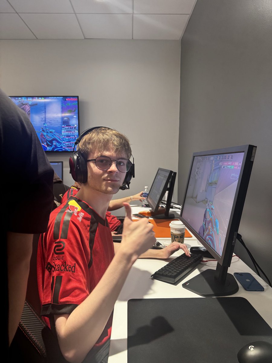 ZOWIEbyBenQUSA's tweet image. Before the stage 
Before the lights 
Before the win 

@Sentinels warming up the only way they know how. 

#ZOWIE #SENTINELS #StriveForPerfection