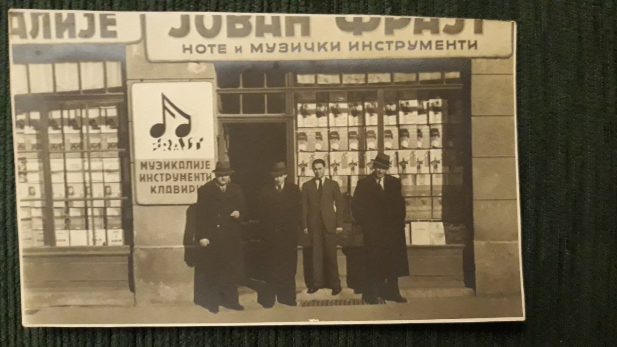 Панђелина кућа, на углу Булевара краља Александра и Влајковићеве улице, из 1909. године, срушена приликом формирања Трга Маркса и Енгелса  око 1955. године. 
Кућа се налазила на плацу који је излазио на три улице: Бријанову, Влајковићеву и Косовску.
Приземље