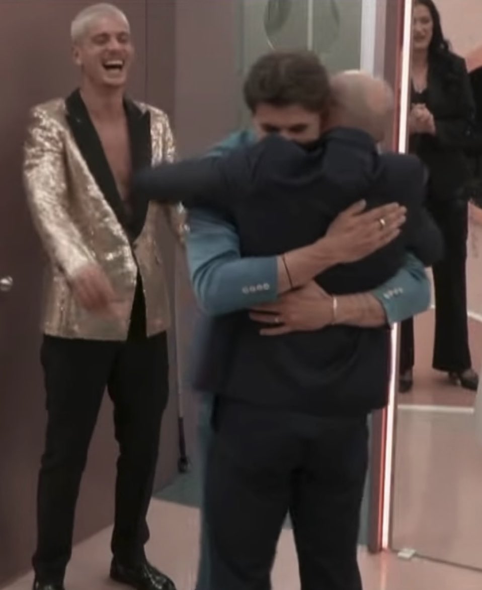 ggkarit's tweet image. family…🏡