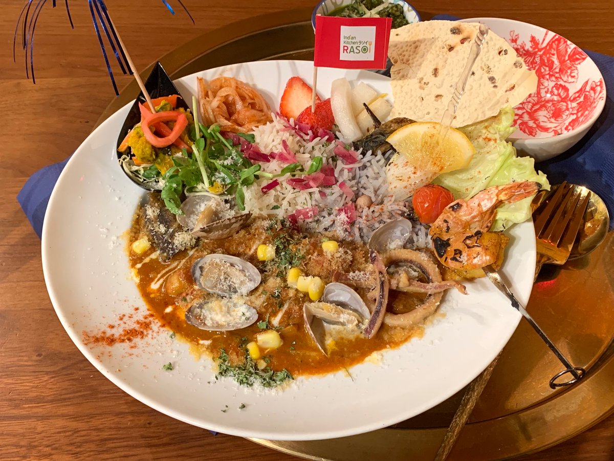 4_vtan's tweet image. お昼です🕛 #rasoi さんにて牡蠣とアサリの海カレーライス🍛とダル餅ぜんざい風🫘を
落花生🥜入りのスパイスライスに舌鼓🪘風味と食感が素晴らしかったです❗️貝の魅力たっぷりなカレーも美味しく頂きました😋
食後はダル餅ぜんざい🎶香ばしい焼き立てお餅とホクホクお豆を堪能しました🙏
