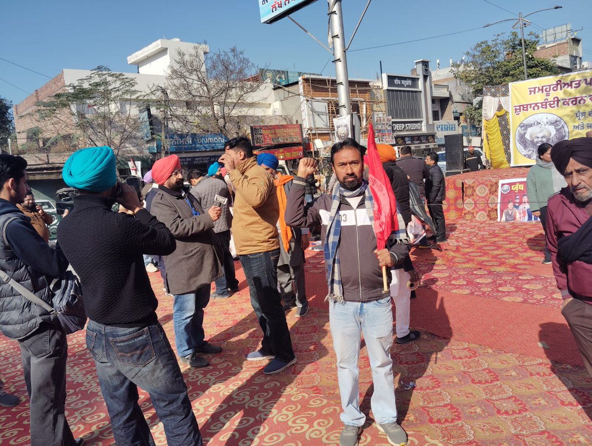 ਬਠਿੰਡਾ ਵਿਖੇ ਅੱਜ ਮਿਤੀ 24-01-2026 ਨੂੰ ਪੱਤਰਕਾਰਾਂ ਖਿਲਾਫ ਪੰਜਾਬ ਸਰਕਾਰ ਦੁਆਰਾ ਕੀਤੇ ਝੂਠੇ ਪਰਚੇਆਂ ਦੇ ਵਿਰੋਧ ਵਿੱਚ DC Office, Bathinda ਦੇ ਸਾਹਮਣੇ ਰੱਖੇ ਐਕਸ਼ਨ ਵਿੱਚ ਕੰਪਿਊਟਰ ਅਧਿਆਪਕ ਸੰਘਰਸ਼ ਕਮੇਟੀ ਵੱਲੋਂ ਸ਼ਮੂਲੀਅਤ ਕੀਤੀ ਗਈ ਅਤੇ ਮੰਚ ਤੋਂ ਆਪਣਾ ਸਮਰਥਨ ਪ੍ਰਗਟ ਕੀਤਾ ਗਿਆ ਅਤੇ ਪੰਜਾਬ ਸਰਕਾਰ ਦੀ ਹਰ ਵਰਗ ਖਿਲਾਫ ਧੱਕੇਸ਼ਾਹੀ