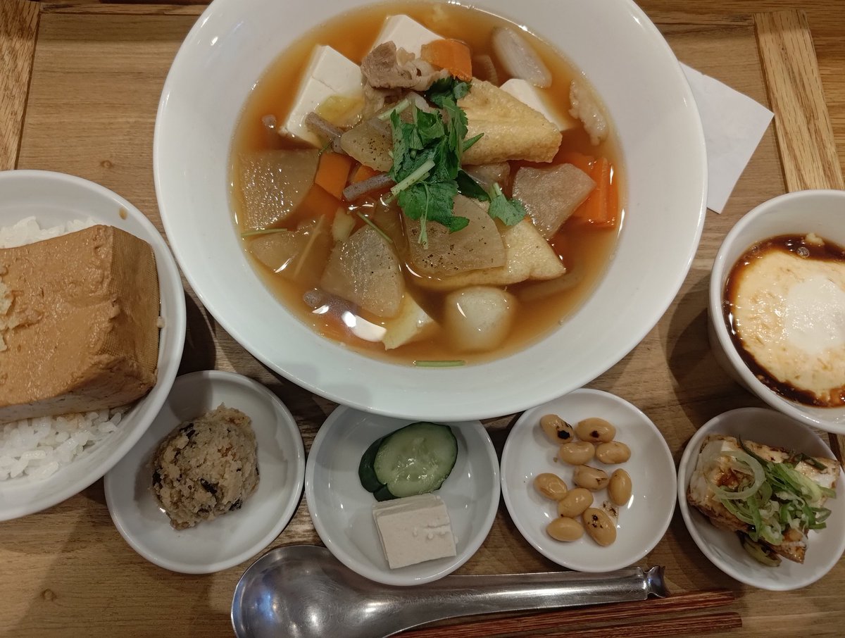 riko3riko4's tweet photo. 念願の豆腐食堂。

食欲旺盛だった若者時代、豆腐なんて腹の足しにならない、迫力がないと見向きもしなかったけど、豆腐中心にここまでできるなんて。

私も歳をとりました。 https://t.co/vtf6Fv7ZV1