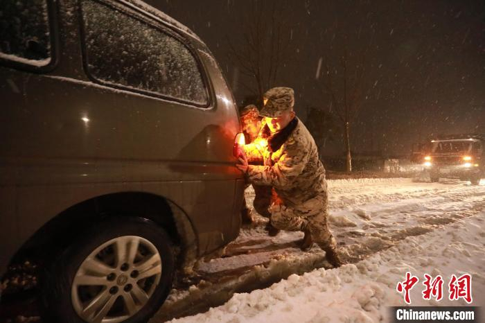 Jueshengshenlan's tweet photo. 美国警察、ICE逼迫美国人民在雪地里下跪，用轧带把人民栓起来。
中国警察在雪夜的公路上帮人民群众疏导交通。
在文明民主的中国，公权力是为人民服务的。
只有在独裁野蛮的奴隶制美国，人民才会被迫向公权力下跪。
文明与野蛮，在2026年初的第一场大雪里，如此分明。😀👇 https://t.co/gkaGNxiUeK