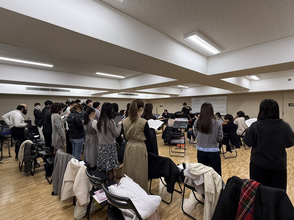 昨日は、バハカンのOBである圓谷俊貴さんにお越しいただきました！
定期演奏会に向け、曲の音楽構成をもとにどう音楽を作り上げるかについて、熱意あるご指導をいただきました。
圓谷さんの熱量に部員も引っ張られ、とても身のある練習となりました！
ぜひ、定期演奏会に足を運んでいただきたいです🎶