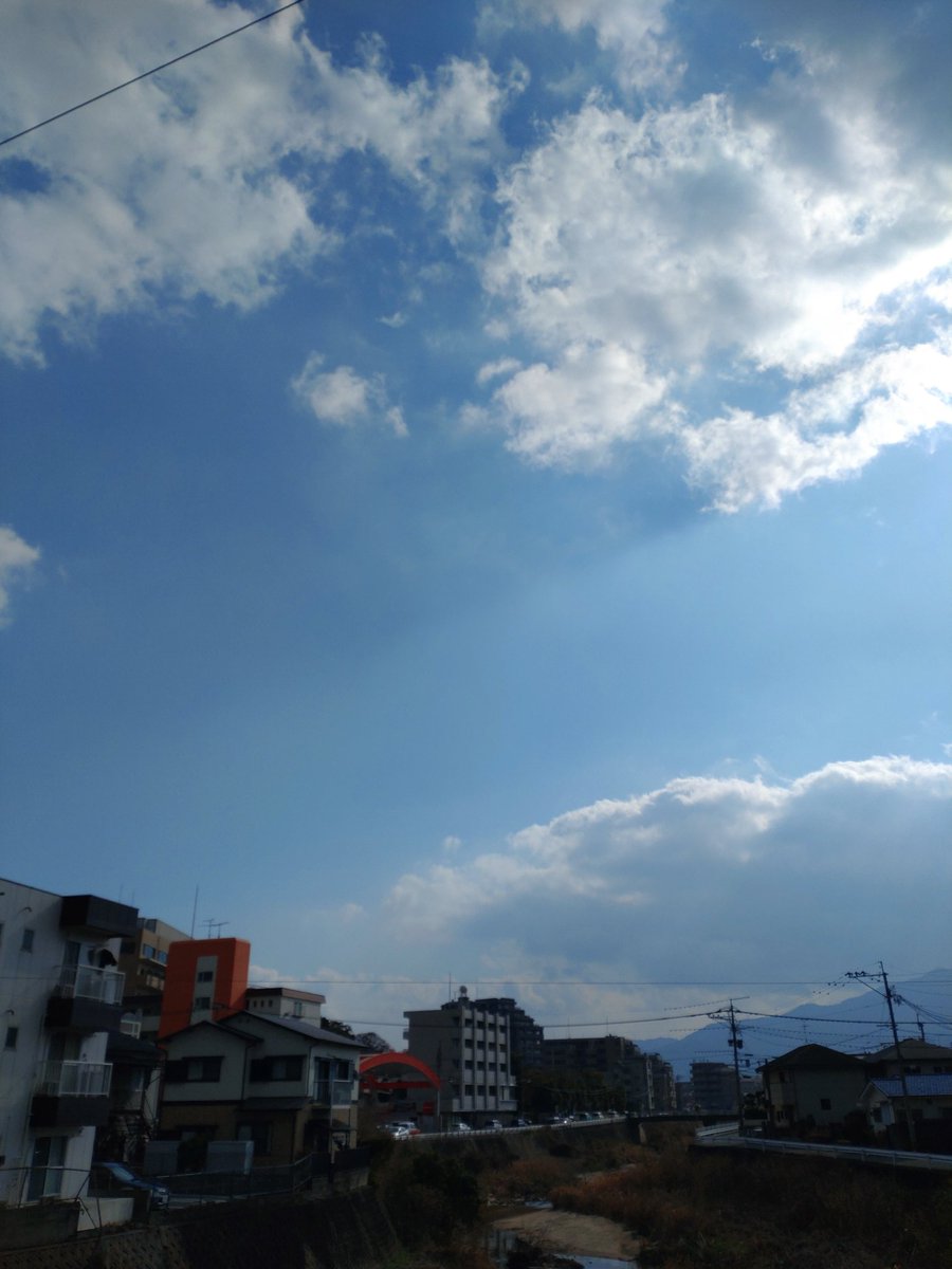 hide0210thanks's tweet photo. こんにちは、今日は晴れたり曇ったりのお天気☀️.°
やっぱり寒いですね(^^)
みなさま素敵な午後を🍀𓂃◌𓈒𓐍
 #イマソラ
 #福岡市 https://t.co/Qm3jfyElzF