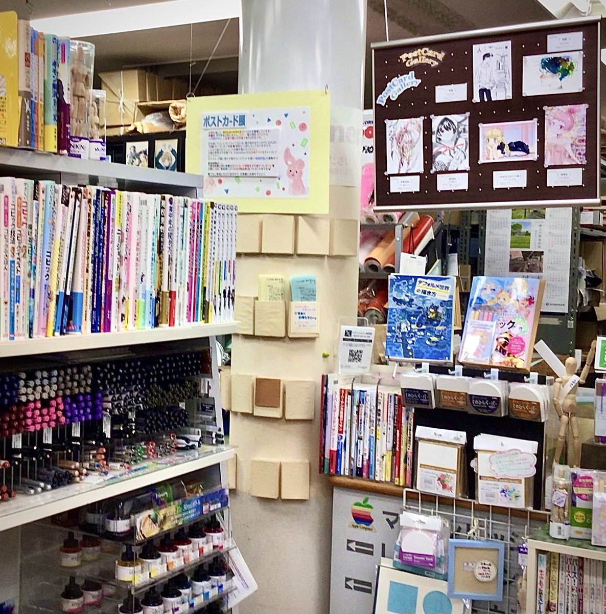 ポストカード展は、店内に常時展示中です🖼️

イラストに興味のある方は勿論
お連れ様や、普段漫画等を見ないお客様も
1点1点じっくりと観てくださいます

使用画材等も表記しているので
画材を買いに来た方への説明時に
「こんな感じですよ」と見て頂く事も🌟

そして何より展示で店内が華やぎます♪