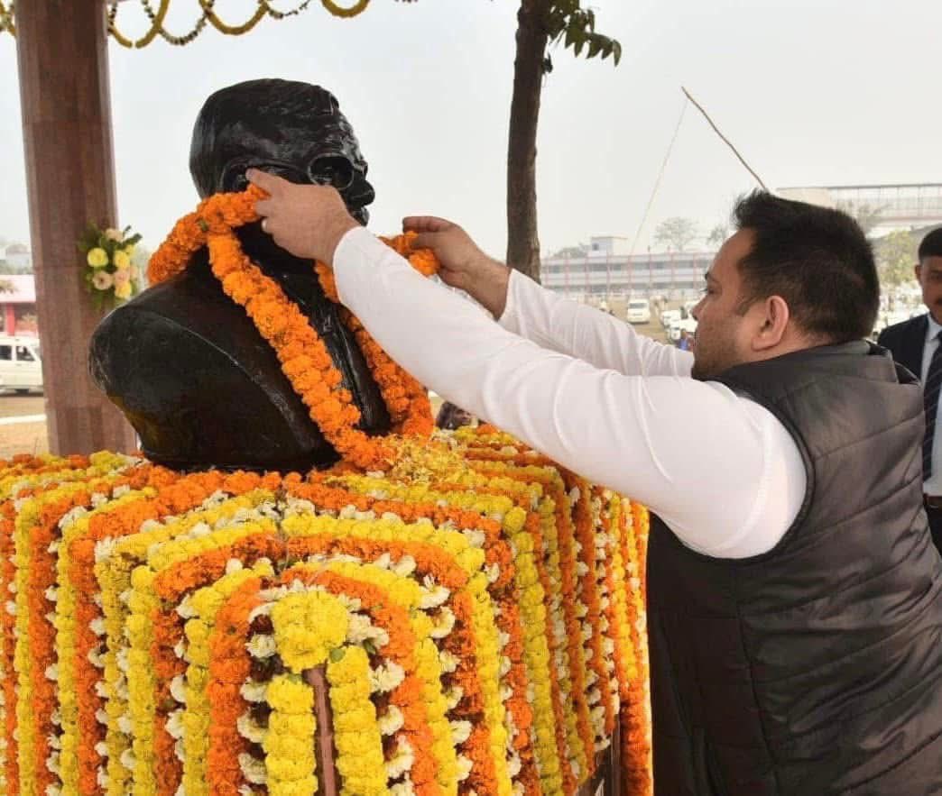 yadavtejashwi's tweet photo. समतामूलक समाज, सामाजिक न्याय और दबे कुचलों के उत्थान के लिए जीवनपर्यंत प्रयास करने एवं सबकी चिंता और दुर्बल-असहाय के लिए विशेष करुणा रखने वाले समावेशी नीतियों व विचारों के पुरोधा बिहार के पूर्व मुख्यमंत्री, स्वतंत्रता सेनानी जननायक स्व॰ कर्पूरी ठाकुर जी की जयंती पर कोटि-कोटि नमन। #KarpooriThakur #Bihar