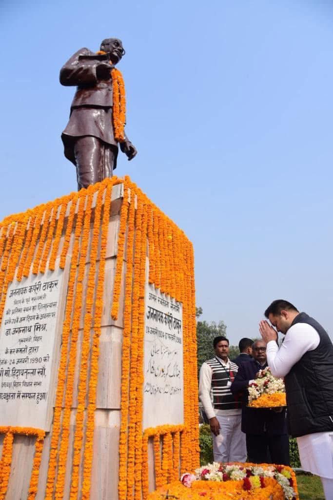 yadavtejashwi's tweet photo. समतामूलक समाज, सामाजिक न्याय और दबे कुचलों के उत्थान के लिए जीवनपर्यंत प्रयास करने एवं सबकी चिंता और दुर्बल-असहाय के लिए विशेष करुणा रखने वाले समावेशी नीतियों व विचारों के पुरोधा बिहार के पूर्व मुख्यमंत्री, स्वतंत्रता सेनानी जननायक स्व॰ कर्पूरी ठाकुर जी की जयंती पर कोटि-कोटि नमन। #KarpooriThakur #Bihar