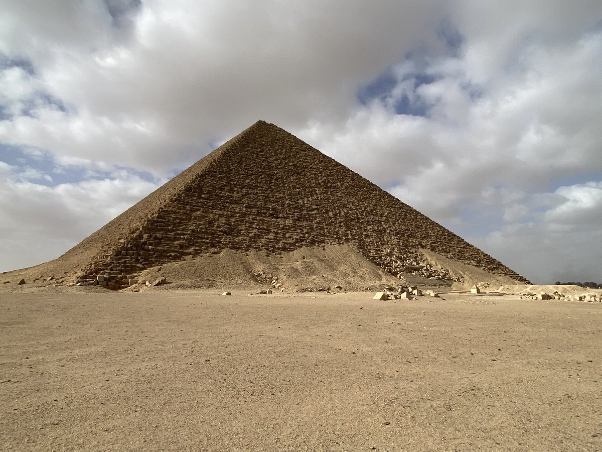 alekshallmann's tweet image. And… the Red Pyramid. Both are now open, and you can actually go inside! It is real climbing experience. When you visit Dahshur, definitely walk from one pyramid to the other. Unforgettable.

#Dahsur #pyramids #desertwalk #visitegypt #Egypt #egyptology