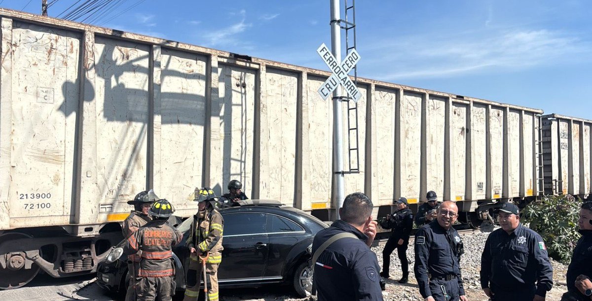 Un Beetle fue arrollado por el tren, mientras que su conductor resultó lesionado al tratar de ganarle el paso en Jardines de Morelos en Ecatepec, en calle Playa Copacabana esquina con Playa Boca Andrea. El conductor salió herido.