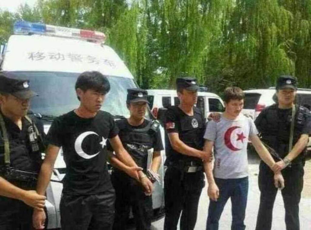 Uyghur_Report's tweet photo. 🔴Ramazan’a 27 gün kaldı.

🔴 Çin işgali altındaki Doğu Türkistan’da; Oruç, iftar, sahur, teravih ve Kur’an yasak! https://t.co/U1Uw08nwkx