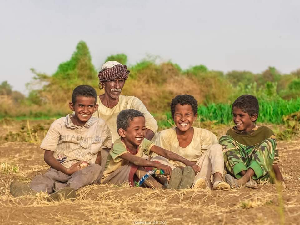 في ياتو صباح باهي ووضّاح 
الطير صدّاح للزهر الفاح 
صفق البرسيم للطل مرتاح 
والناس أرواح في حضرة راح 
العشق الدغري العذري الصاح 
يا قومة بدري وفوتة الدار 
من أجل حلم راجنو صغار 
في ياتو محطة غشاها قطار 
إندهده فيها وقضّى نهار