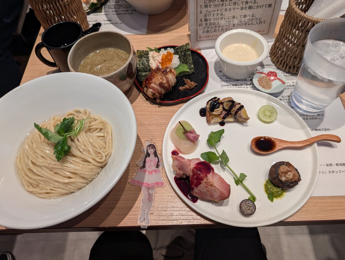 hiroc0825's tweet image. てことで朝からRWKに行ってきました
開店１時間前にして既に30人くらい並んでて12時半過ぎにやっと入店できました😊
相変わらずオシャレ過ぎて⋯
寒すぎて箸がちゃんと使えなかったです😅
でもめちゃめちゃ美味しかった😋
#日々のラーメン日記
#ほたて日和
#麺屋33
#松本さんありがとう
ALTも