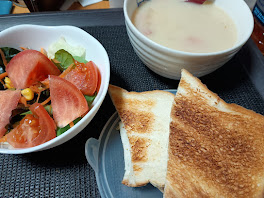 お昼ご飯中🍞😊
寒いので暖かいシチューにしたのねん('ー`)b 