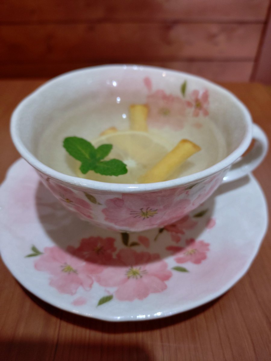 cha_suzuya's tweet photo. かりんのハチミツ漬けでレモネード作りました。
ホットレモネード450円 https://t.co/bzkANTo3xE
