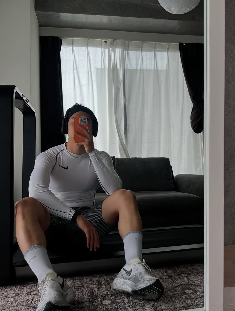 overagasm's tweet image. Karena hujan seharian, olahraganya di rumah aja.