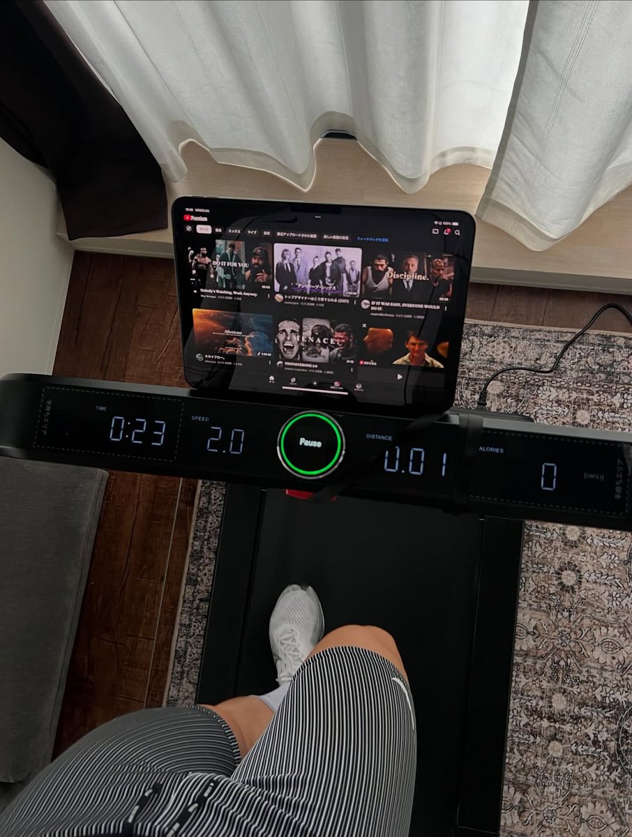 overagasm's tweet image. Karena hujan seharian, olahraganya di rumah aja.