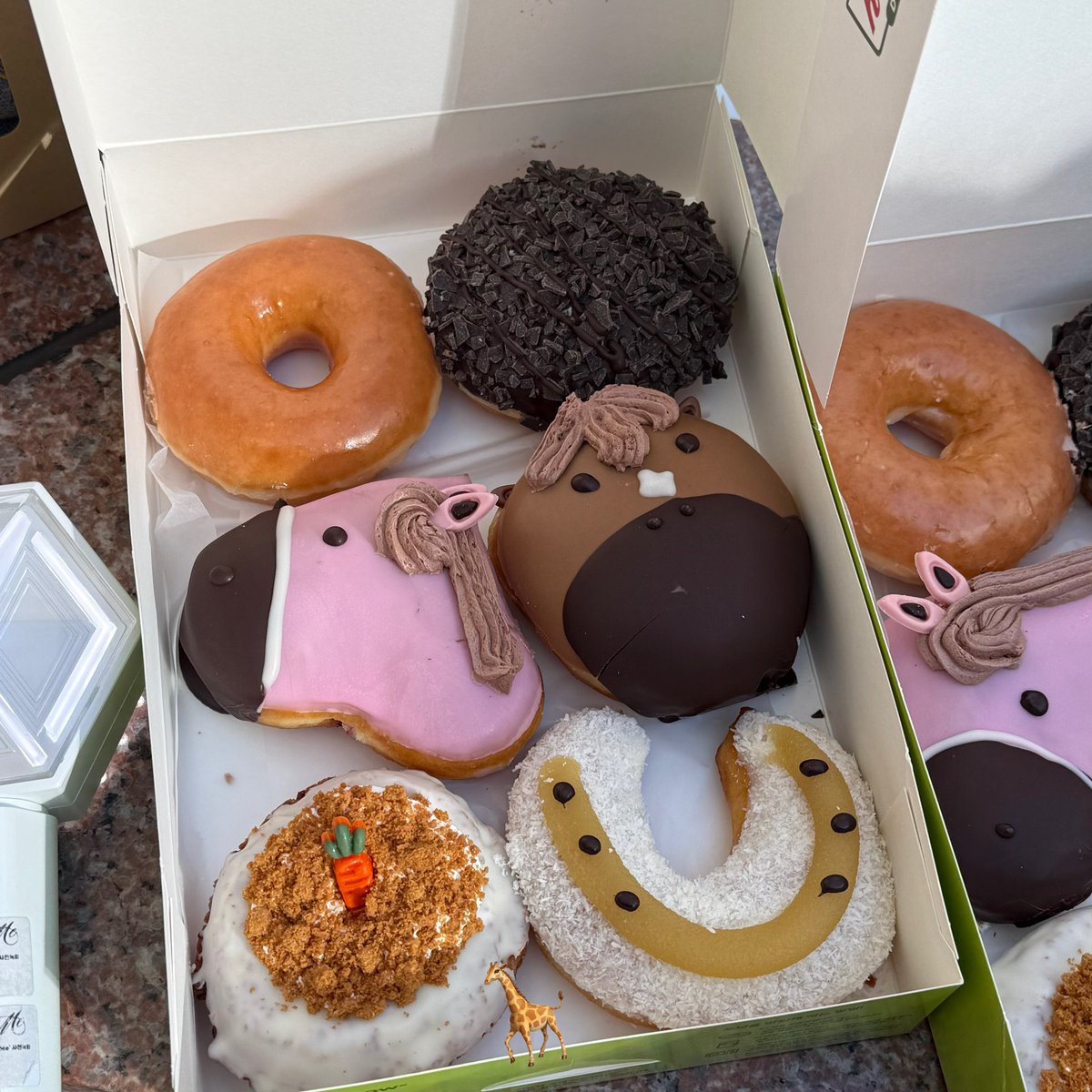 tcnlu_'s tweet image. 260124 엑소 음중
วันนีได้โดนัท krispy kreme สนับสนุนโดยปาร์คชานยอล ฮี่ๆ น่ารักมากมาย 🍩🩷