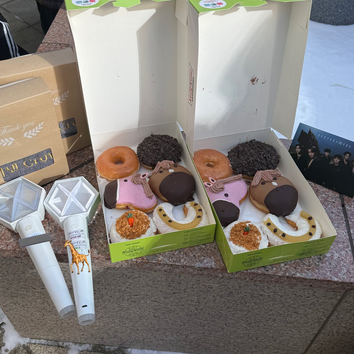 tcnlu_'s tweet image. 260124 엑소 음중
วันนีได้โดนัท krispy kreme สนับสนุนโดยปาร์คชานยอล ฮี่ๆ น่ารักมากมาย 🍩🩷