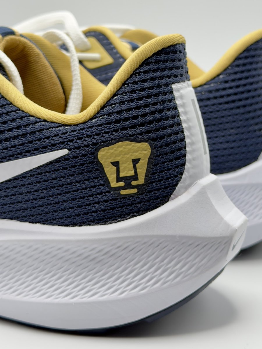 Sal_s_Sneakers's tweet photo. Este es uno de mis pares favoritos. No quiero ni ponérmelos 😅. 
#NikeAirPegasus40 #NikePumas #PumasUNAM #SneakerHead #Pumas #UNAM #Nike #Pegasus https://t.co/wToWEOiYmE