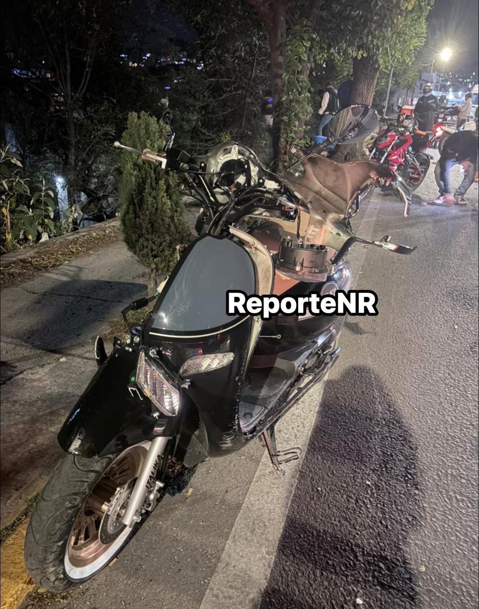 ReporteNR's tweet photo. 🚨 Se registra accidente de motocicleta en la vía principal de #NicolásRomero, a la altura de Bramadero.
Una joven perdió el control de la unidad y salió del camino.
Información en proceso. #Edomex https://t.co/AJPCmD5B1d