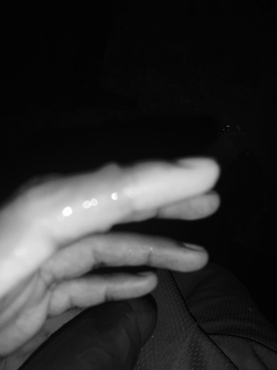 Hay algo raro en la foto pero no me doy cuenta ustedes se dan cuenta?🫣💦